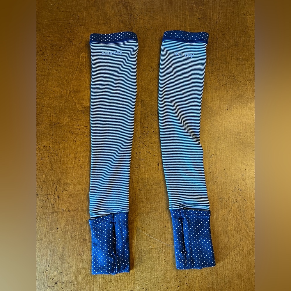 { Saucony } Running Arm Warmers Reversible blue runner navy blue polka dots